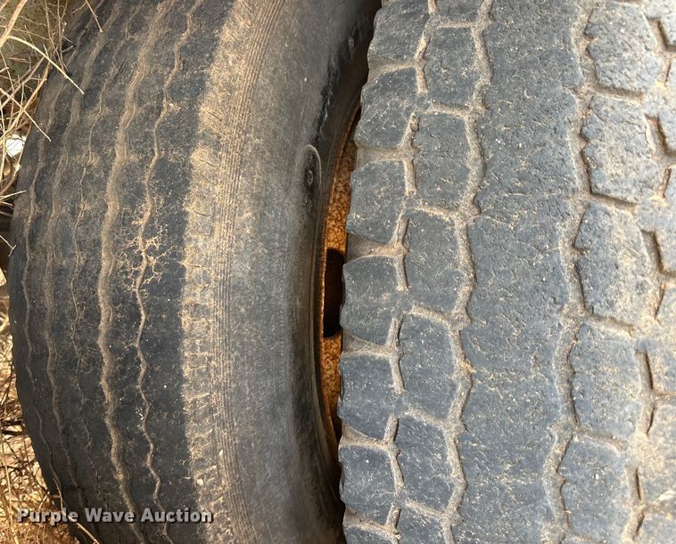 image for item DK6877 1977 Barrett livestock trailer