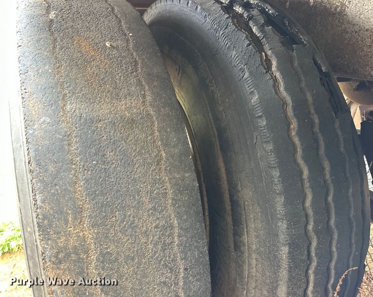 image for item DK6877 1977 Barrett livestock trailer