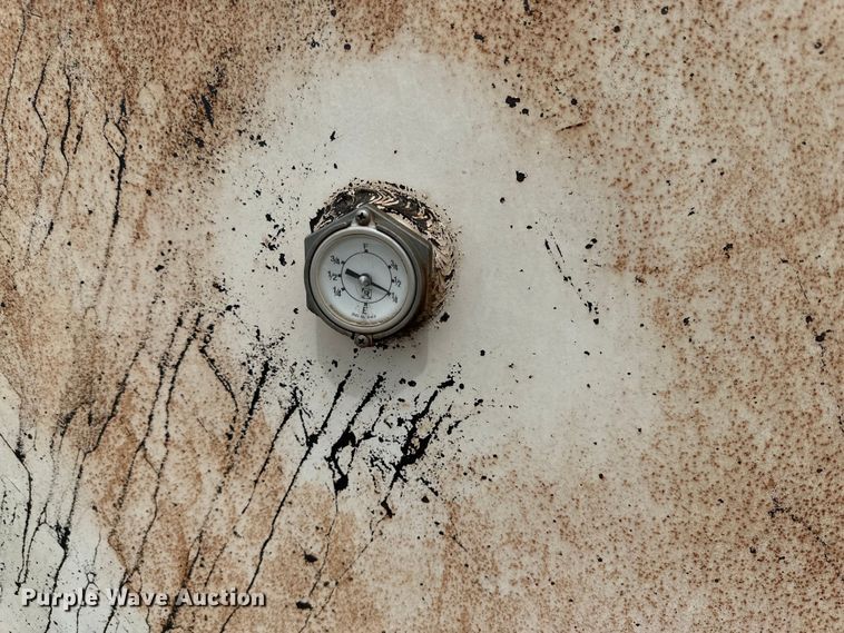 image for item DK6885 Diesel tank trailer