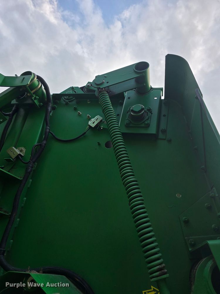 image for item DM1700 1998 John Deere 566 round baler