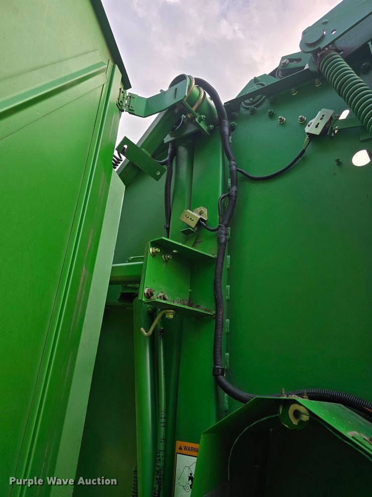 image for item DM1700 1998 John Deere 566 round baler