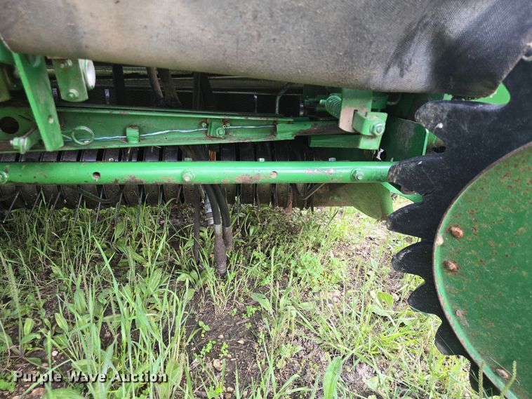 image for item DM1700 1998 John Deere 566 round baler