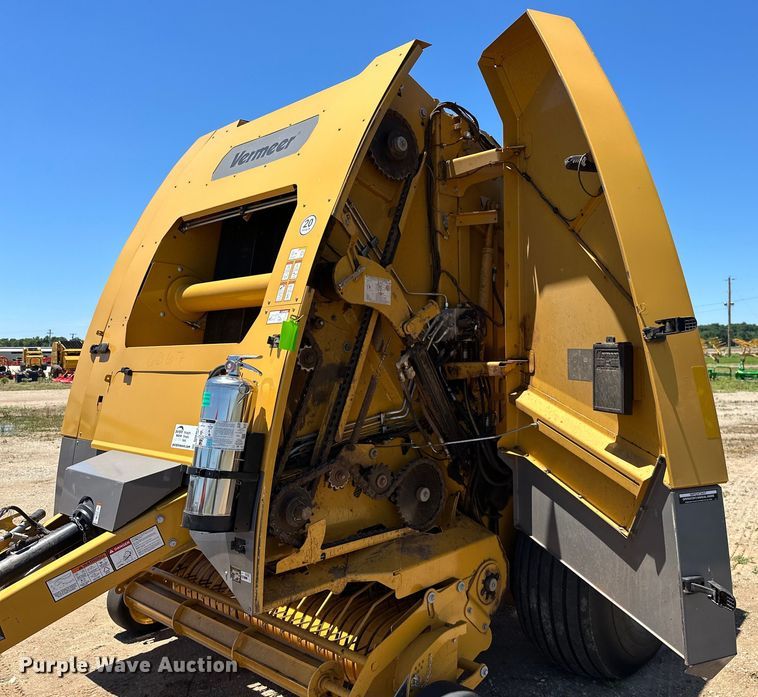 image for item DO6959 2021 Vermeer  604R Premium  round baler