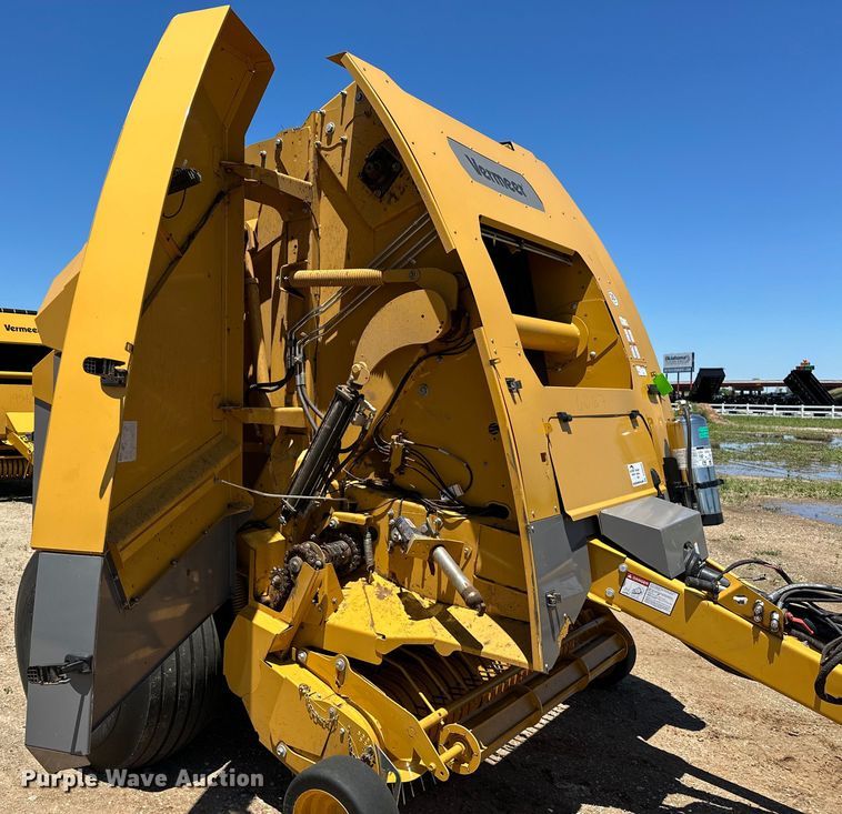 image for item DO6959 2021 Vermeer  604R Premium  round baler