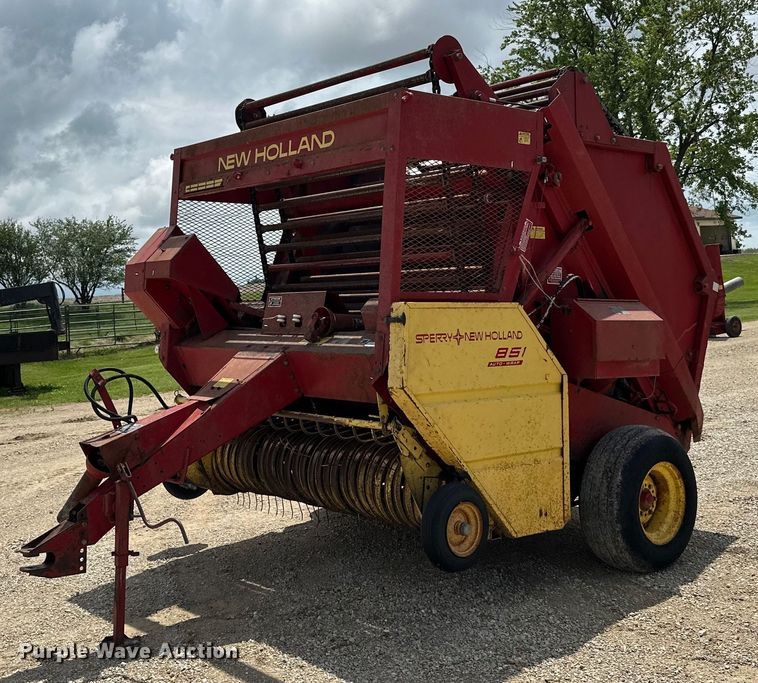 image for item DP8390 New Holland  851 round baler