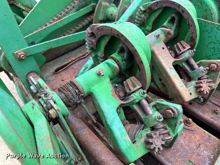 image for item DP8391 John Deere  24T small square baler