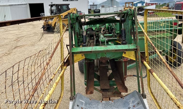 image for item DP8391 John Deere  24T small square baler