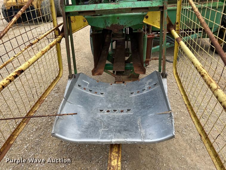 image for item DP8391 John Deere  24T small square baler