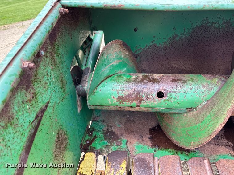 image for item DP8391 John Deere  24T small square baler