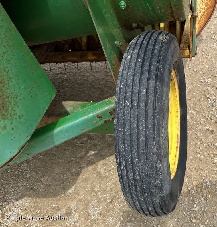 image for item DP8391 John Deere  24T small square baler