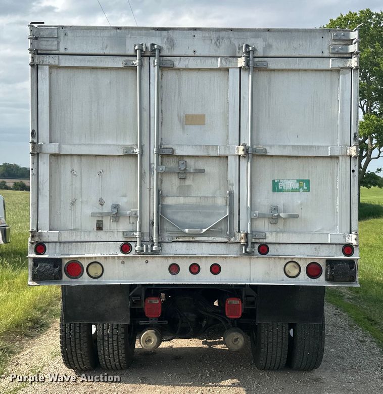 image for item DQ6775 2008 Freightliner Business Class M2  grain truck