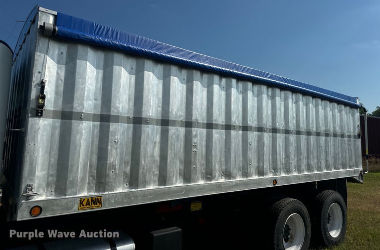 image for item DQ6775 2008 Freightliner Business Class M2  grain truck