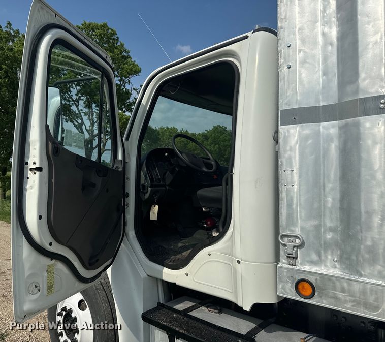 image for item DQ6775 2008 Freightliner Business Class M2  grain truck