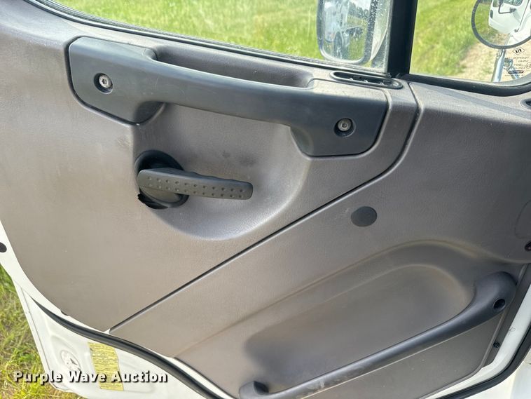 image for item DQ6775 2008 Freightliner Business Class M2  grain truck