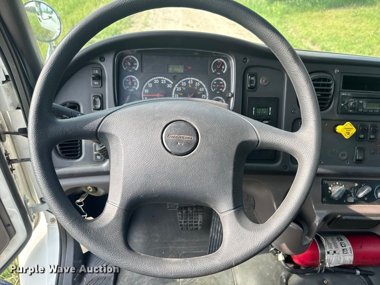 image for item DQ6775 2008 Freightliner Business Class M2  grain truck