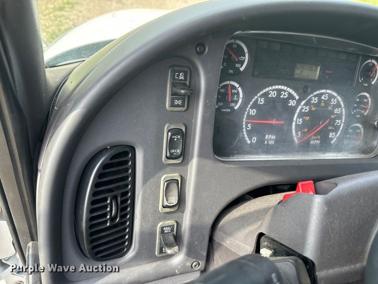 image for item DQ6775 2008 Freightliner Business Class M2  grain truck