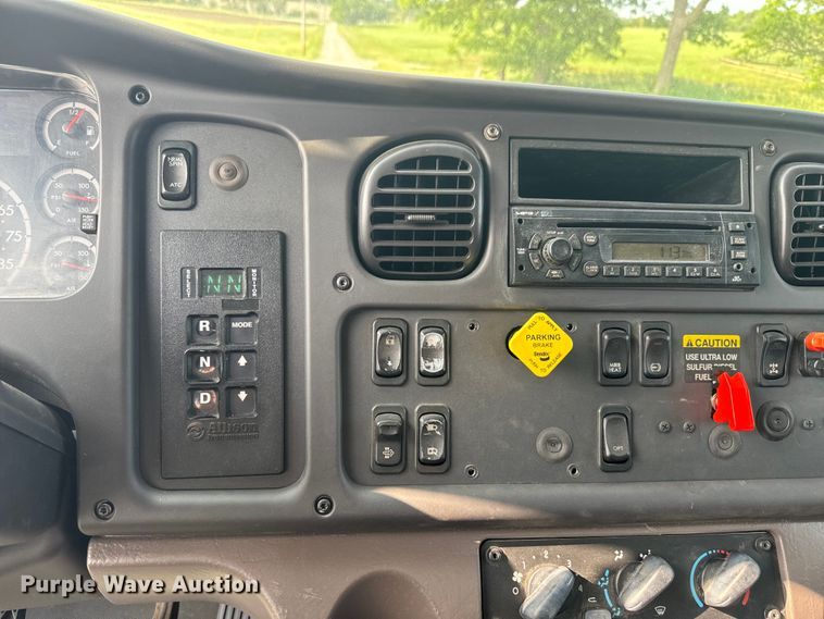 image for item DQ6775 2008 Freightliner Business Class M2  grain truck