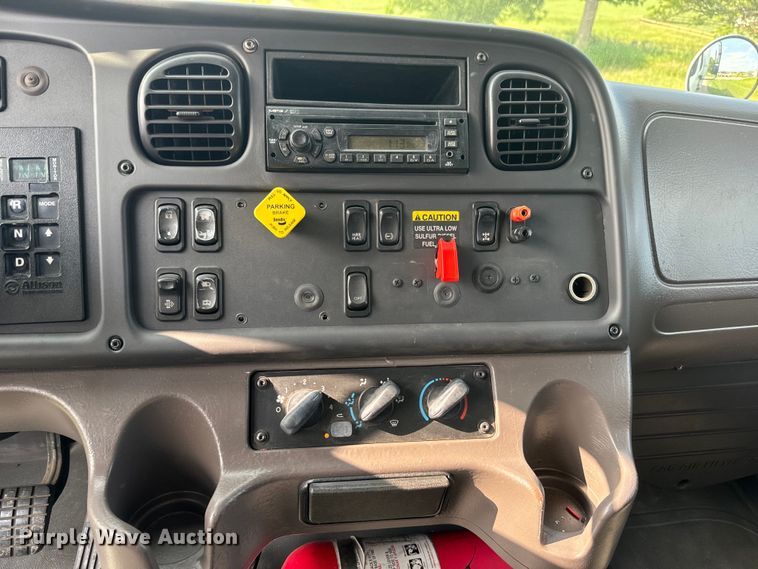 image for item DQ6775 2008 Freightliner Business Class M2  grain truck