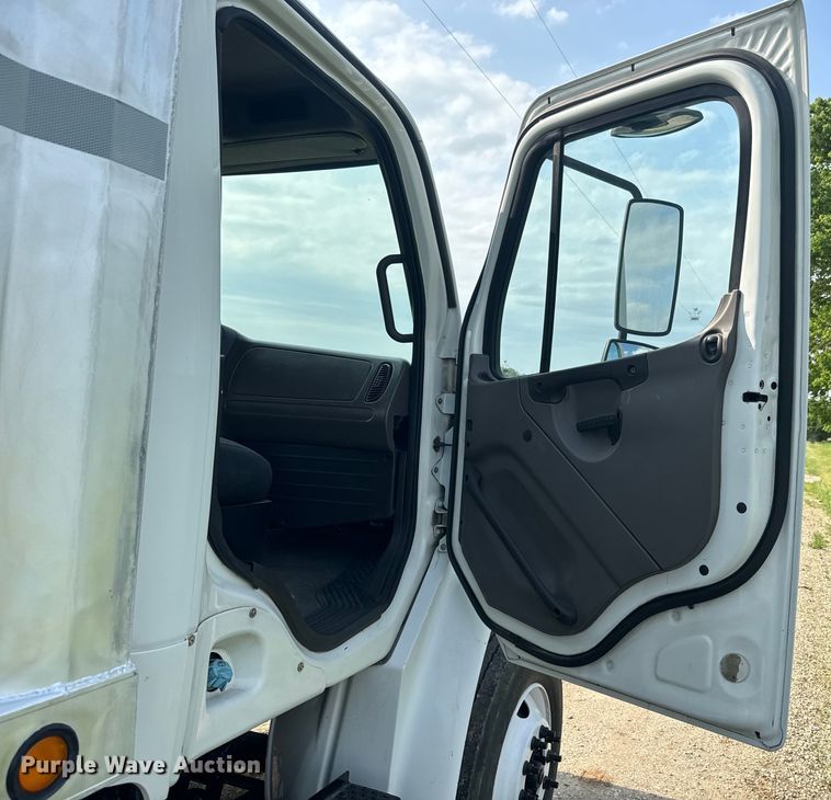 image for item DQ6775 2008 Freightliner Business Class M2  grain truck