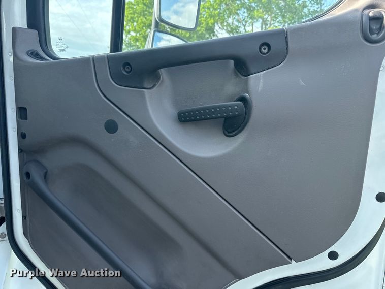 image for item DQ6775 2008 Freightliner Business Class M2  grain truck