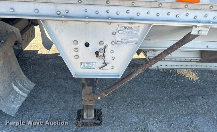 image for item DQ6786 2009 Wilson grain trailer