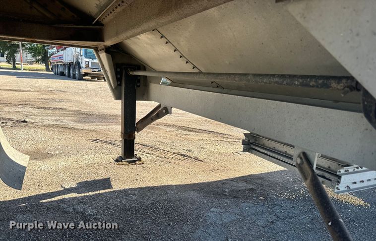 image for item DQ6786 2009 Wilson grain trailer