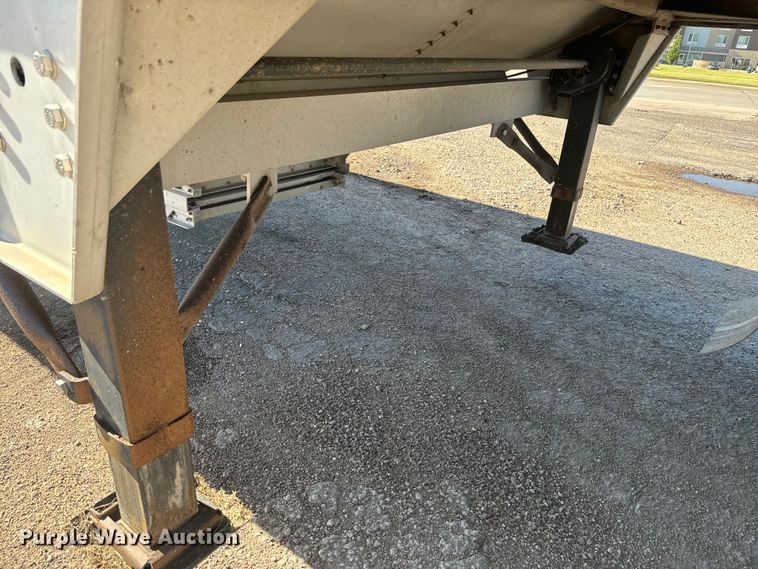 image for item DQ6786 2009 Wilson grain trailer