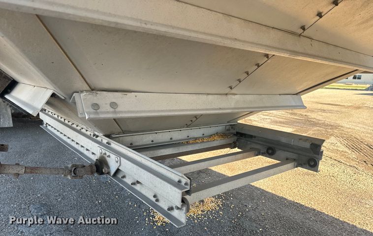 image for item DQ6786 2009 Wilson grain trailer