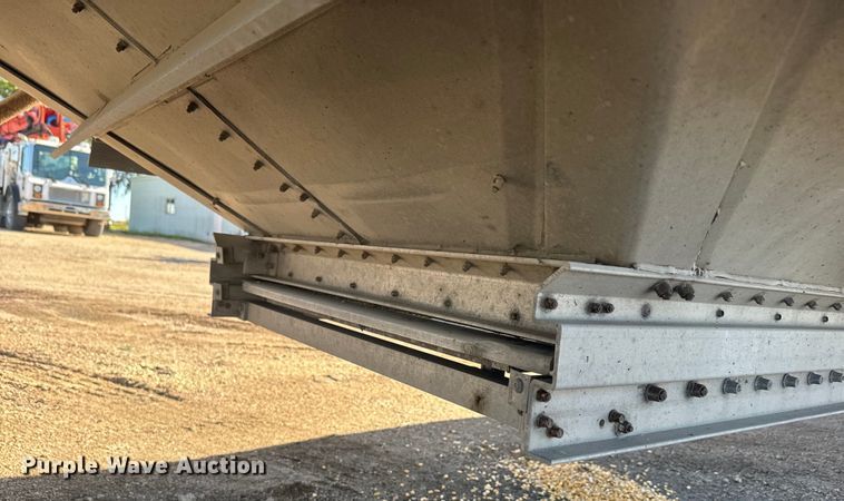 image for item DQ6786 2009 Wilson grain trailer