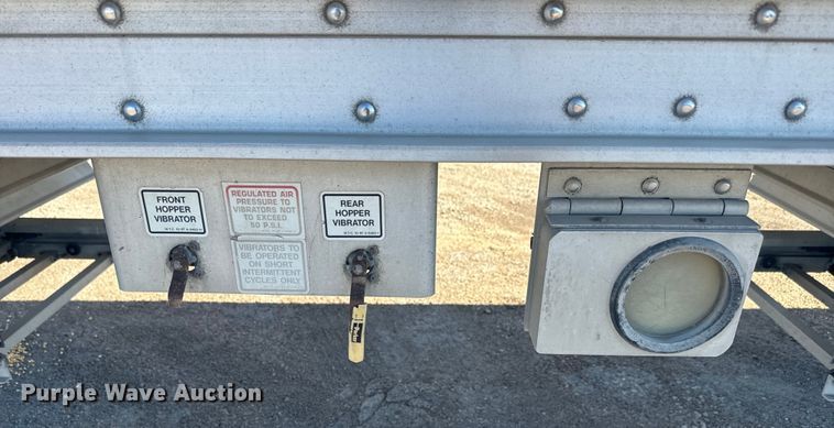 image for item DQ6786 2009 Wilson grain trailer