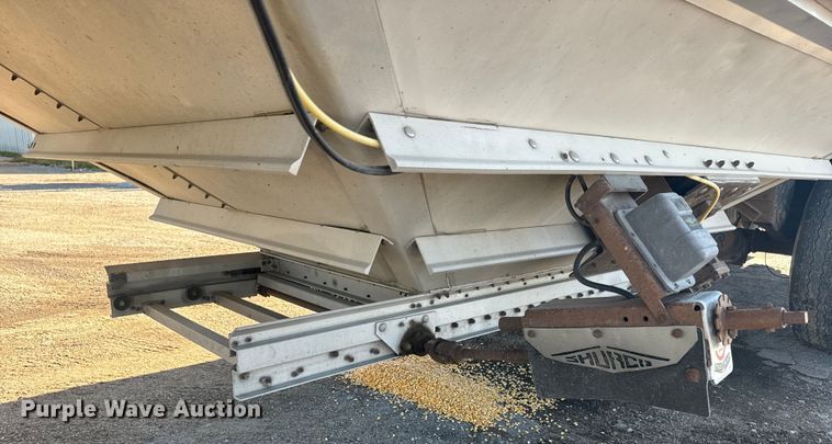 image for item DQ6786 2009 Wilson grain trailer