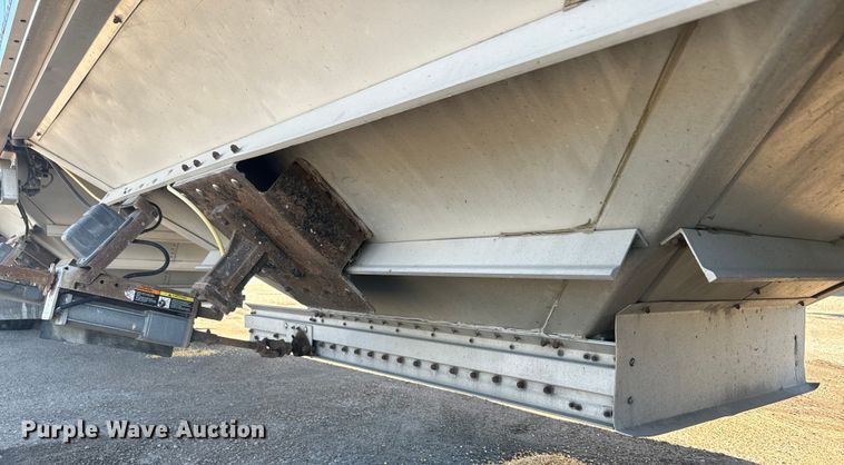 image for item DQ6786 2009 Wilson grain trailer