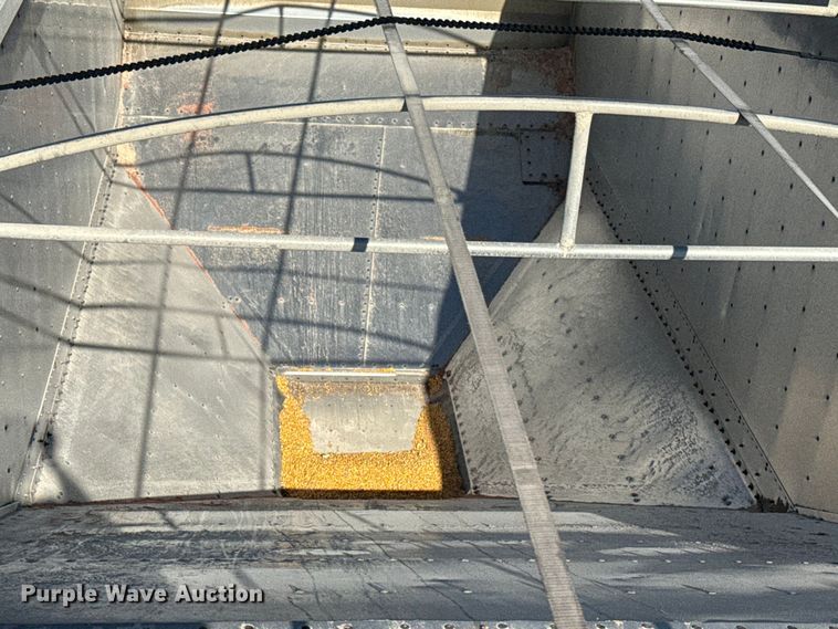 image for item DQ6786 2009 Wilson grain trailer