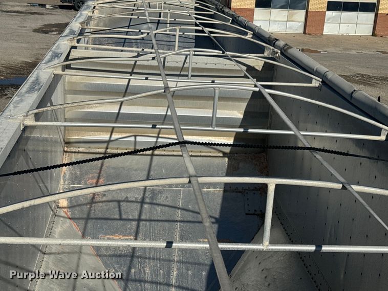 image for item DQ6786 2009 Wilson grain trailer