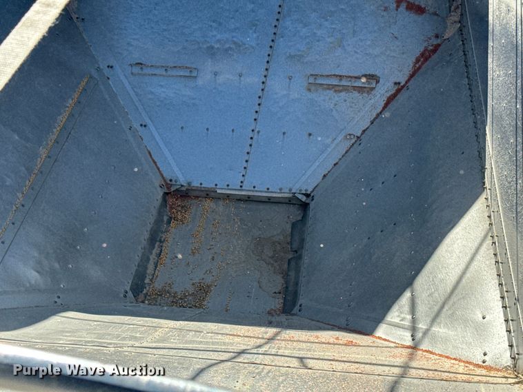 image for item DQ6786 2009 Wilson grain trailer