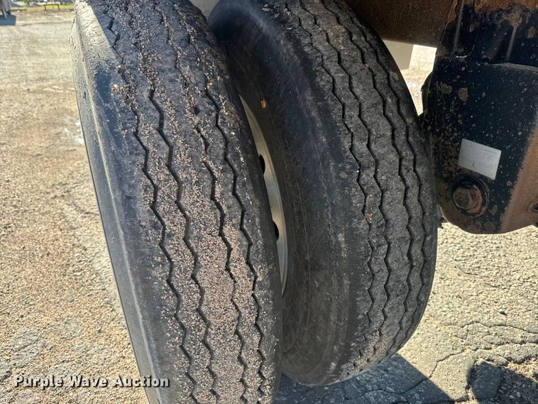 image for item DQ6786 2009 Wilson grain trailer