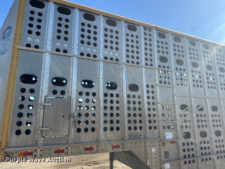 image for item DQ6787 2006 Merrit livestock trailer
