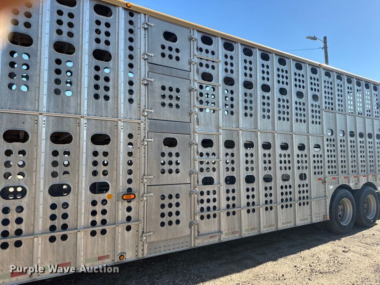 image for item DQ6787 2006 Merrit livestock trailer