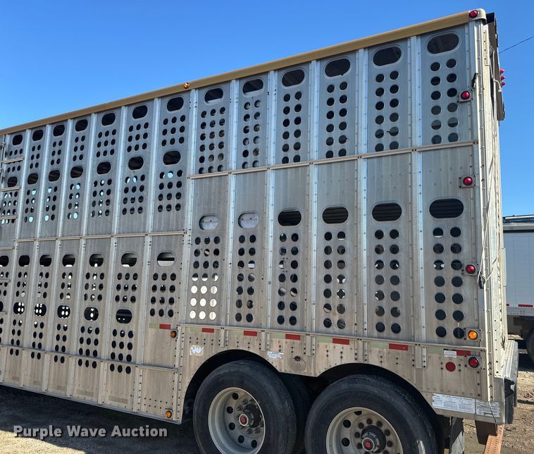 image for item DQ6787 2006 Merrit livestock trailer