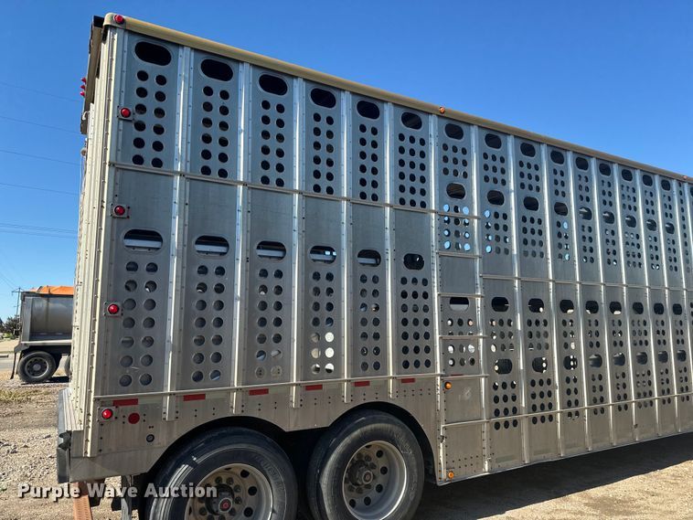 image for item DQ6787 2006 Merrit livestock trailer
