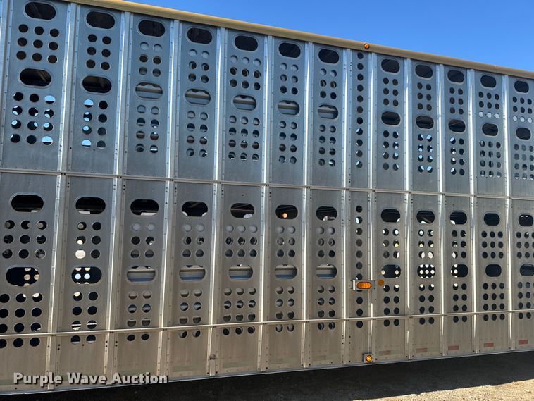 image for item DQ6787 2006 Merrit livestock trailer