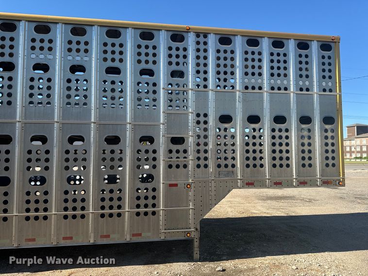 image for item DQ6787 2006 Merrit livestock trailer