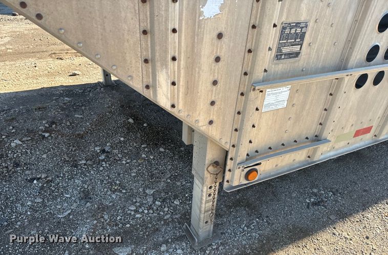 image for item DQ6787 2006 Merrit livestock trailer