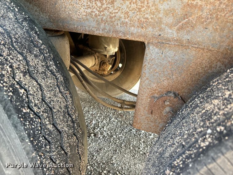 image for item DQ6787 2006 Merrit livestock trailer