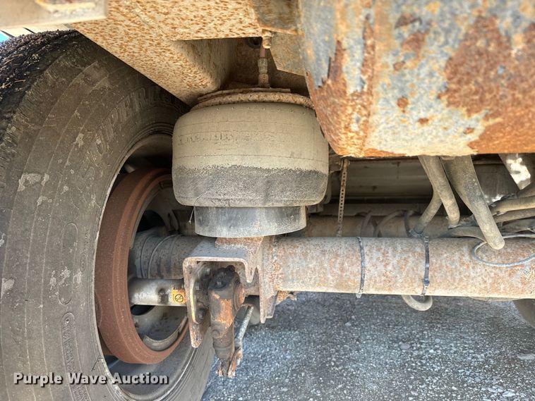 image for item DQ6787 2006 Merrit livestock trailer