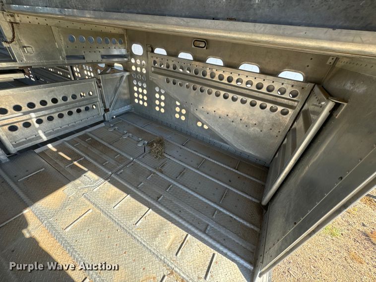 image for item DQ6787 2006 Merrit livestock trailer