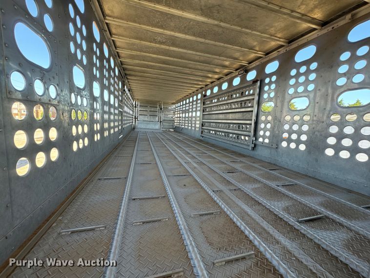 image for item DQ6787 2006 Merrit livestock trailer