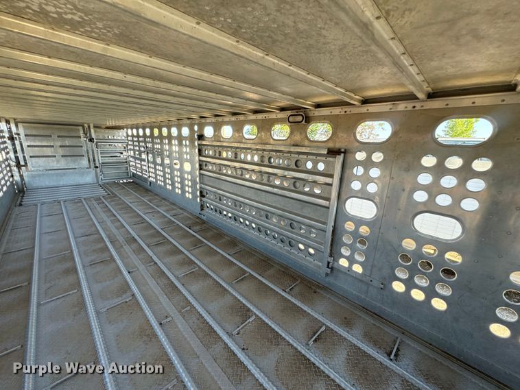 image for item DQ6787 2006 Merrit livestock trailer