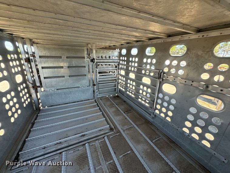 image for item DQ6787 2006 Merrit livestock trailer