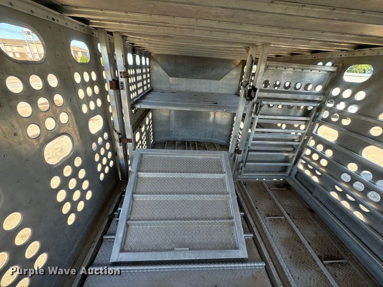 image for item DQ6787 2006 Merrit livestock trailer